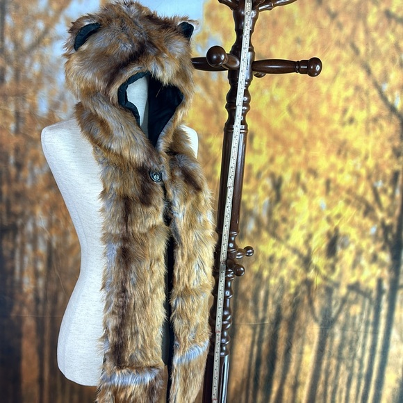 Is this a fox? Hat scarf mittens sneed faux fur fun - Picture 5 of 12